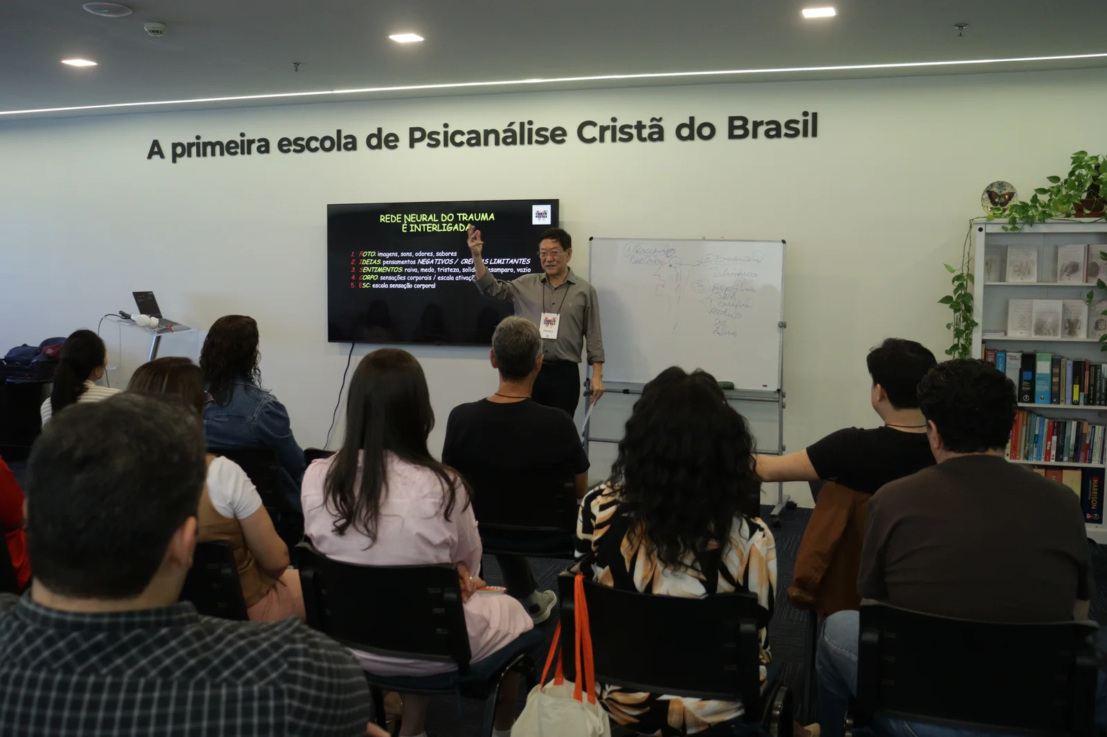 Dr. Pedro Onari dando aula