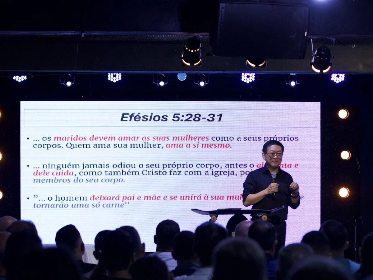 Dr. Pedro Onari ensinando com o slide de Efésios 5 ao fundo