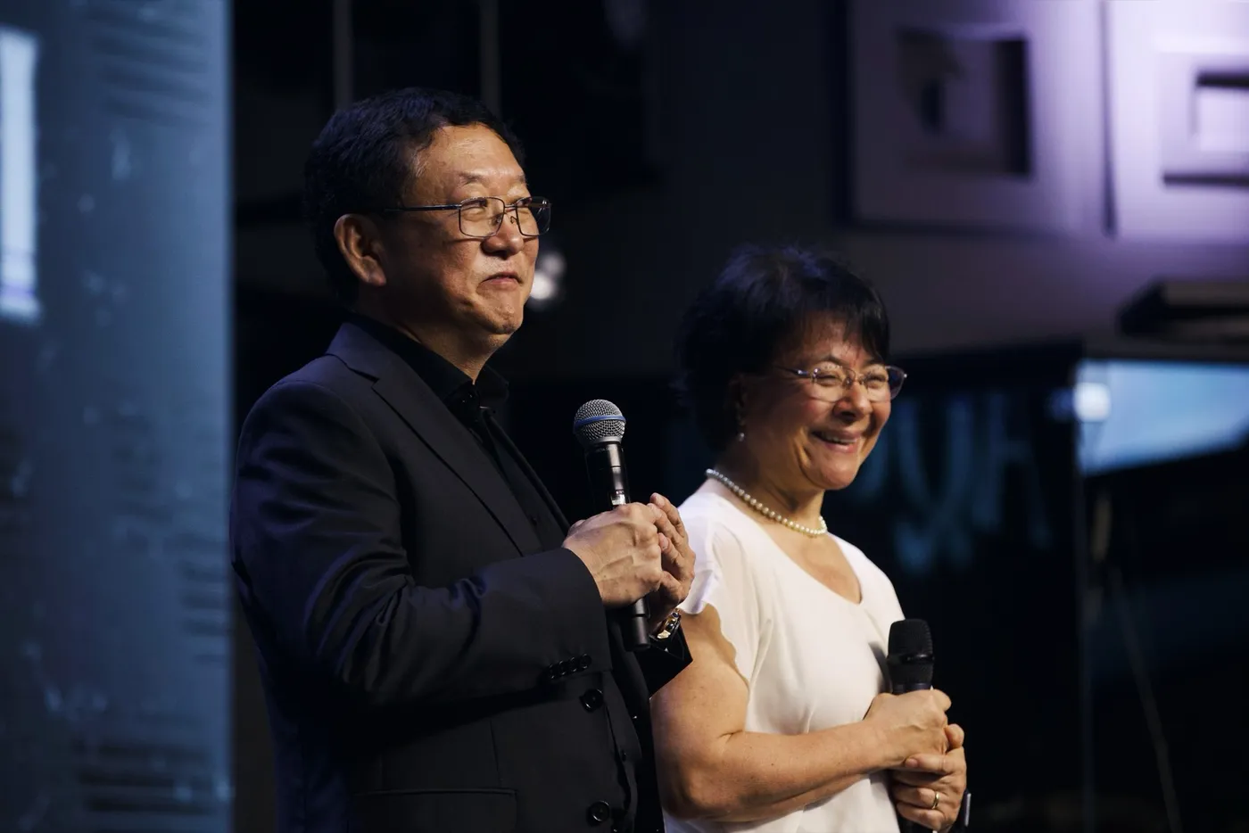 Dr. Pedro Onari e Dra. Midori Onari no palco